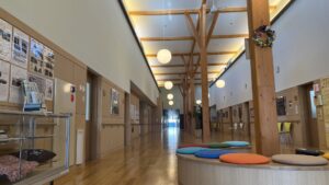 木材を使った暖かみのある校舎内