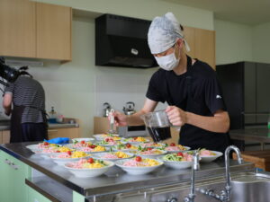 生徒自身が昼食をつくる調理実習